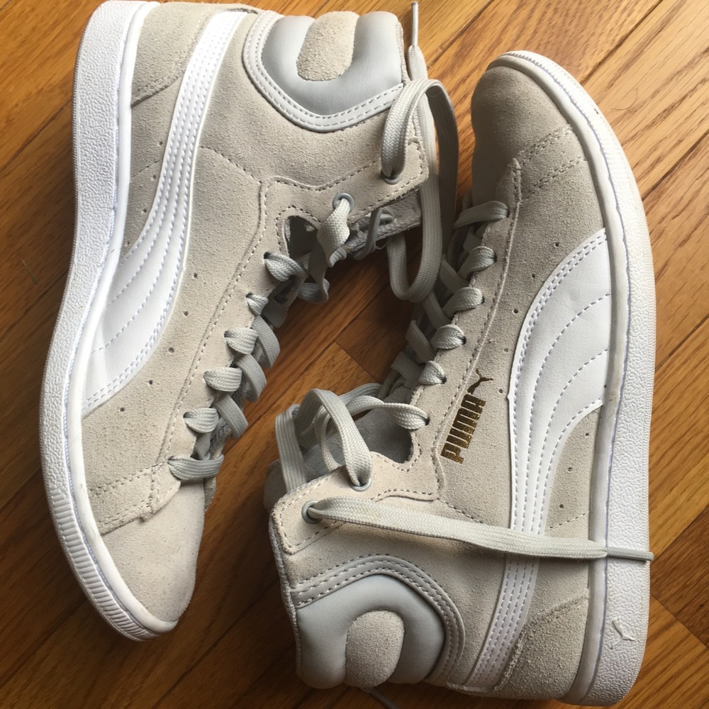 Light grey high top pumas